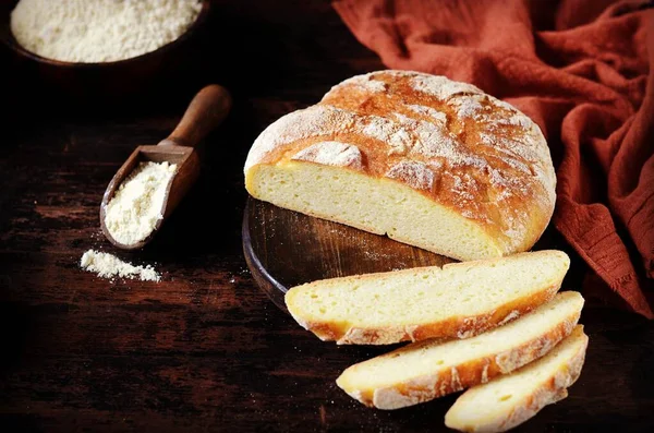 Hausgemachtes Maisbrot Auf Einem Dunklen Holztisch — Stockfoto