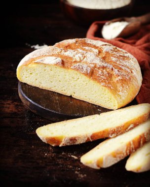 Koyu ahşap masada ev yapımı mısır ekmeği.