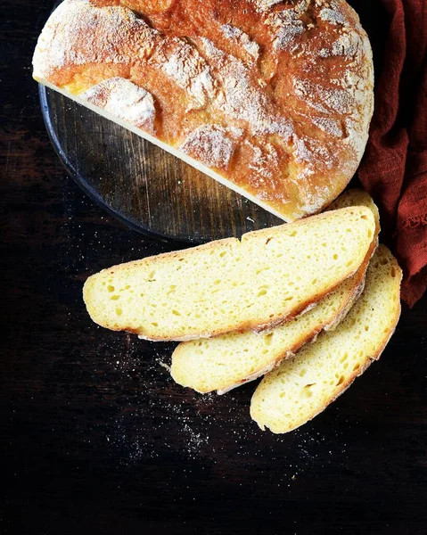 Zelfgebakken Maïsbrood Een Donkere Houten Tafel — Stockfoto