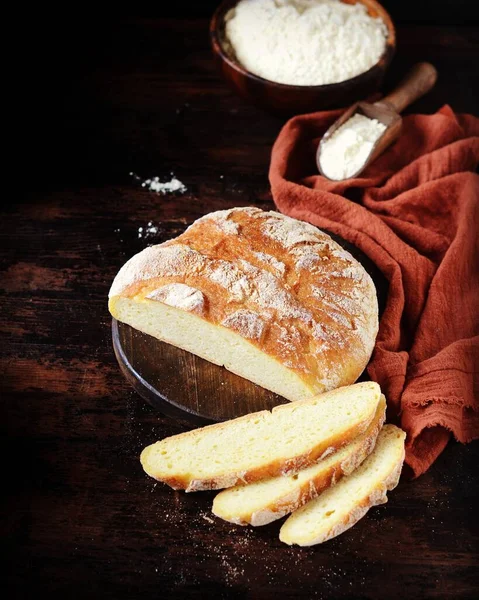 在深色木桌上自制的玉米面包 — 图库照片