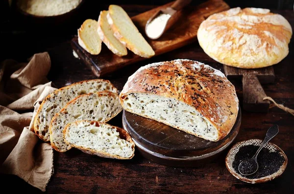 Hausgemachtes Brotsortiment Mais Mit Sesam Und Chiasamen Auf Dunklem Holzgrund — Stockfoto