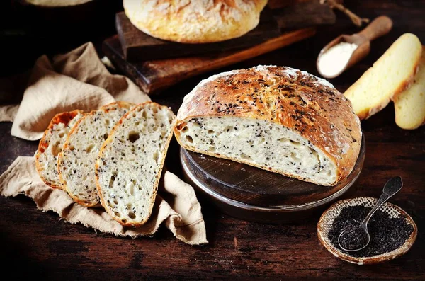 Hausgemachtes Brotsortiment Mais Mit Sesam Und Chiasamen Auf Dunklem Holzgrund — Stockfoto