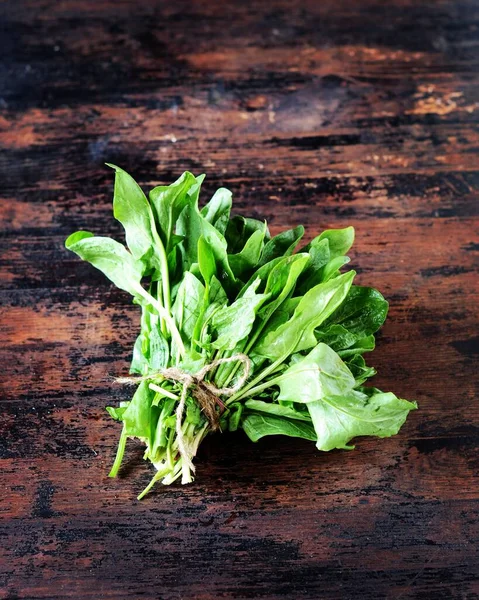 Bunch Fresh Spinach Sorrel Dark Wooden Background — Stock Photo, Image