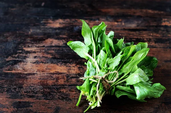 Ett Gäng Färsk Spenat Sorrel Mörk Träbakgrund — Stockfoto