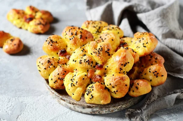 Zelfgemaakte Broodjes Met Rozijnen Sesamzaad Een Grijze Achtergrond — Stockfoto