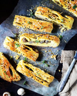 Koyu ahşap arka planda mantarlı ev yapımı maya turtası.