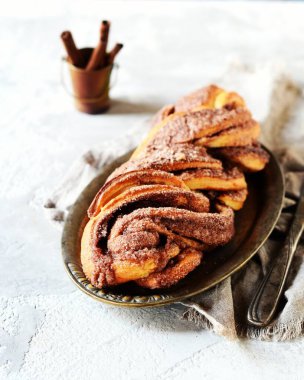 Tarçınlı somun ekmeği ya da siyah ahşap bir arka planda babka, durgun bir hayat, köy tarzı.