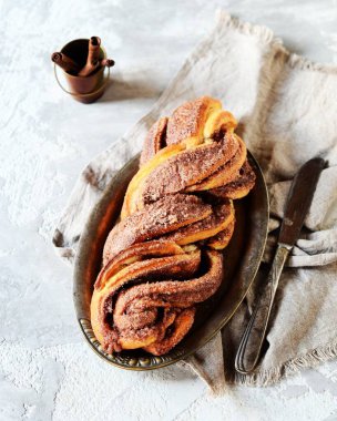 Tarçınlı somun ekmeği ya da siyah ahşap bir arka planda babka, durgun bir hayat, köy tarzı.