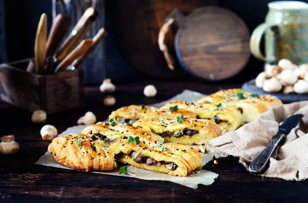 Zelfgemaakte Gisttaart Met Champignons Een Donkere Houten Achtergrond Rustieke Stijl — Stockfoto