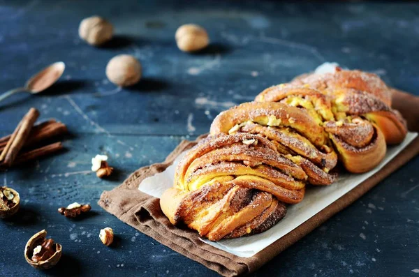 Pão Pão Torcido Canela Babka Fundo Madeira Escura Ainda Vida — Fotografia de Stock