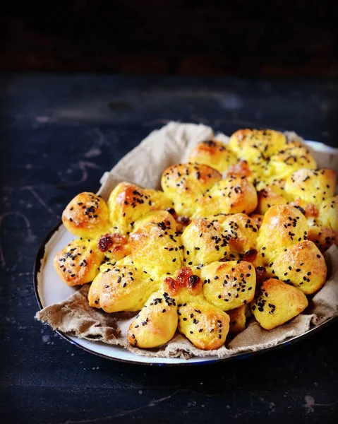 Hemmagjorda Bullar Med Russin Och Sesamfrön Mörkblå Träbakgrund — Stockfoto