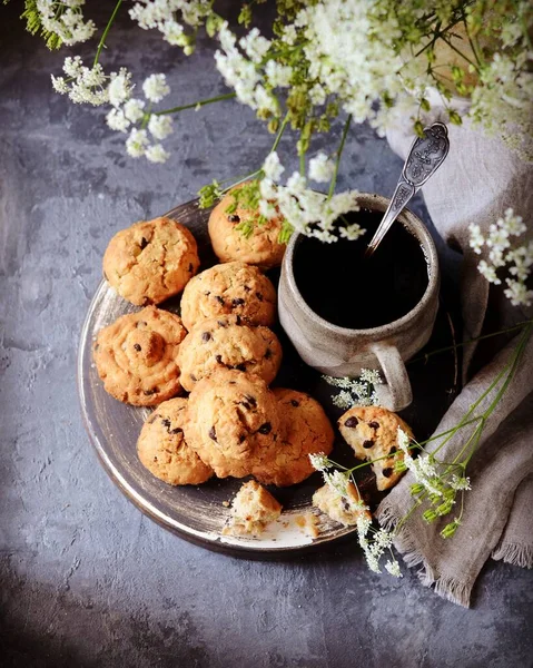 Galletas Caseras Con Avena Gotas Chocolate Plato Con Una Taza — Foto de Stock