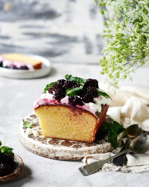 Tårta Med Grädde Och Björnbär Plattan Grå Bakgrund Stilleben — Stockfoto