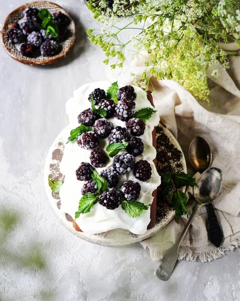 Pastel Con Crema Moras Plato Sobre Fondo Gris Bodegón — Foto de Stock