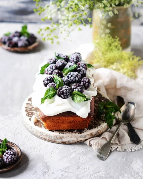 Tårta Med Grädde Och Björnbär Plattan Grå Bakgrund Stilleben — Stockfoto