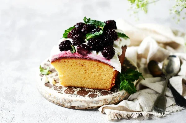 Tårta Med Grädde Och Björnbär Plattan Grå Bakgrund Stilleben — Stockfoto