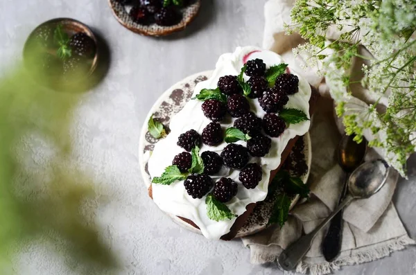 Pastel Con Crema Moras Plato Sobre Fondo Gris Bodegón —  Fotos de Stock