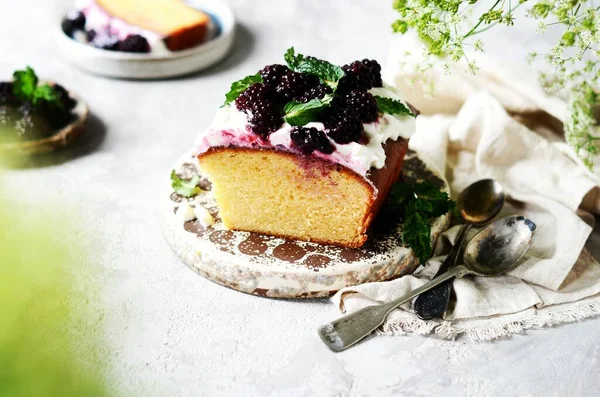 Tårta Med Grädde Och Björnbär Plattan Grå Bakgrund Stilleben — Stockfoto