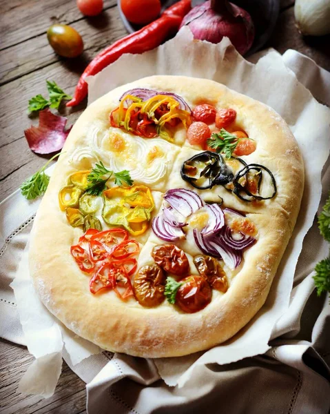 Focaccia Casera Con Diferentes Tipos Verduras Sobre Fondo Madera — Foto de Stock