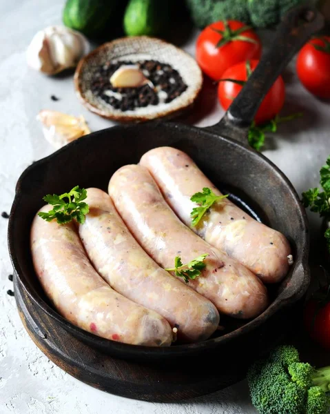 Raw Homemade Sausages Chicken Turkey Pan Gray Background Vegetables Still — Stock Photo, Image