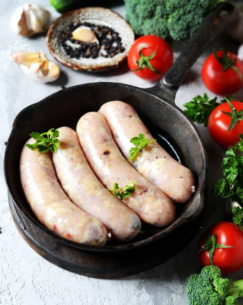Raw Homemade Sausages Chicken Turkey Pan Gray Background Vegetables Still — Stock Photo, Image