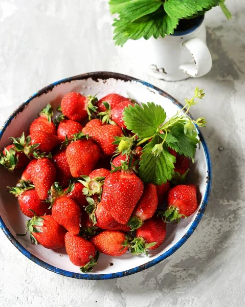 新鲜草莓在一个灰色背景的碗里 静谧的生活 — 图库照片