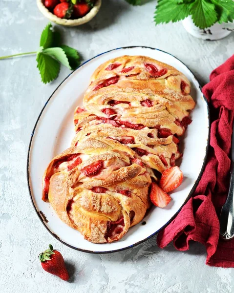 Babka Levadura Con Fresas Azúcar Plato Sobre Fondo Gris — Foto de Stock