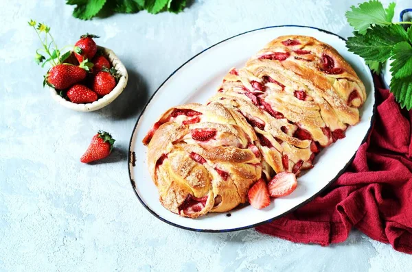 Gist Babka Met Aardbeien Suiker Een Schotel Een Grijze Achtergrond — Stockfoto