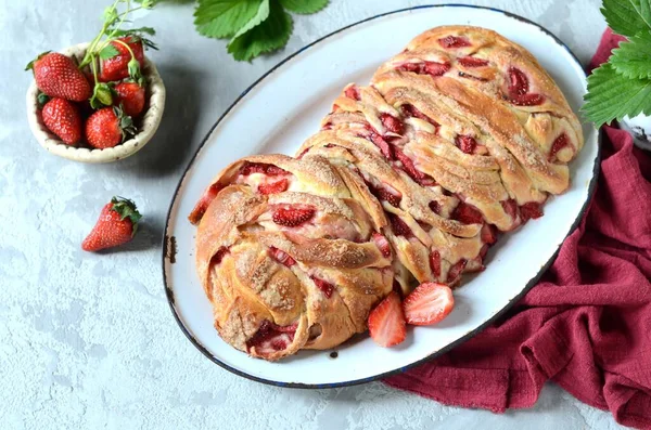 Gist Babka Met Aardbeien Suiker Een Schotel Een Grijze Achtergrond — Stockfoto