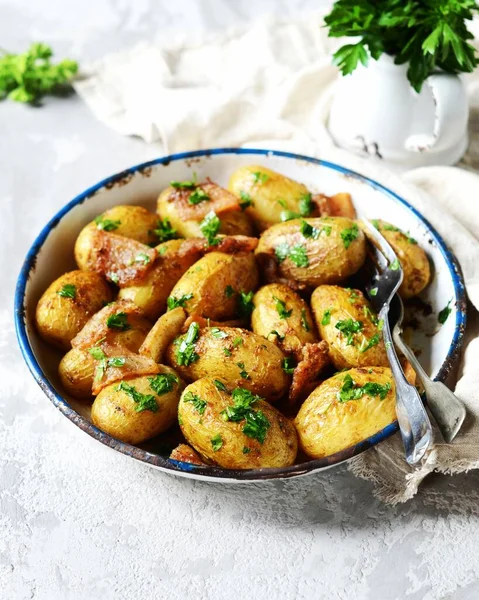 Junge Ofenkartoffeln Mit Speck Gewürzen Und Kräutern Einer Auflaufform Auf — Stockfoto