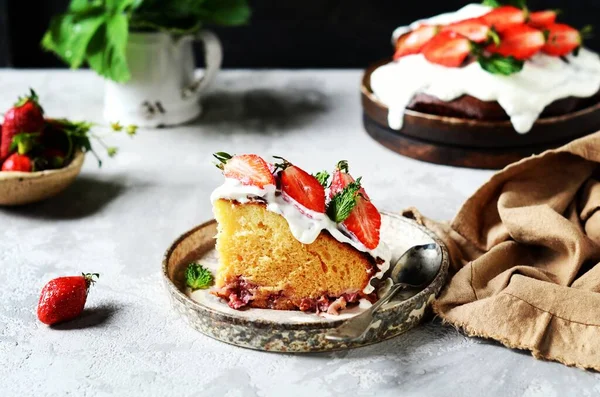 Taart Met Room Aardbeien Een Bord Een Zwarte Achtergrond — Stockfoto