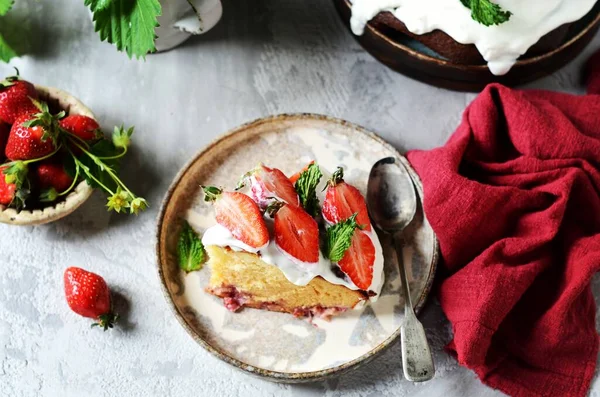 Kuchen Mit Sahne Und Erdbeeren Auf Einem Teller Auf Schwarzem — Stockfoto