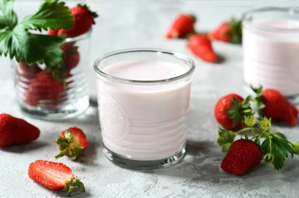 Strawberry Smoothie Glass Cups Gray Background — Stock Photo, Image