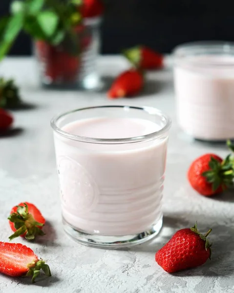 Jahodový Smoothie Skleněných Pohárcích Šedém Pozadí — Stock fotografie