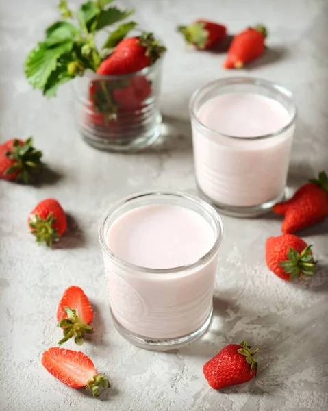 Smoothie Aux Fraises Dans Des Tasses Verre Sur Fond Gris — Photo