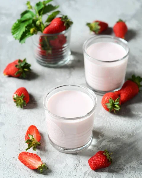 灰色背景下玻璃杯中的草莓软糖 — 图库照片