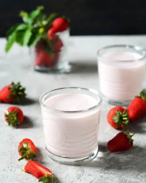 Strawberry Smoothie Glass Cups Gray Background — Stock Photo, Image