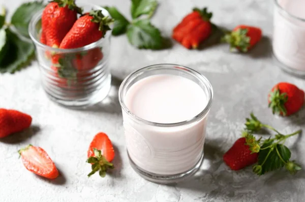 Erdbeer Smoothie Glasbechern Auf Grauem Hintergrund — Stockfoto