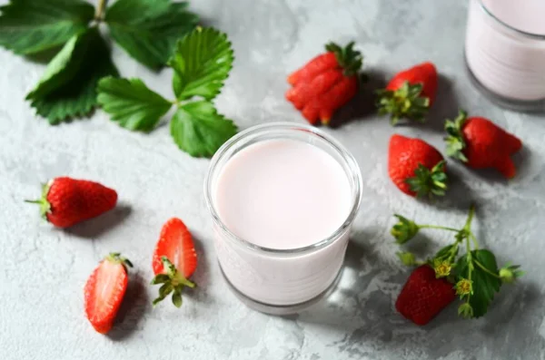 Strawberry Smoothie Glass Cups Gray Background — Stock Photo, Image