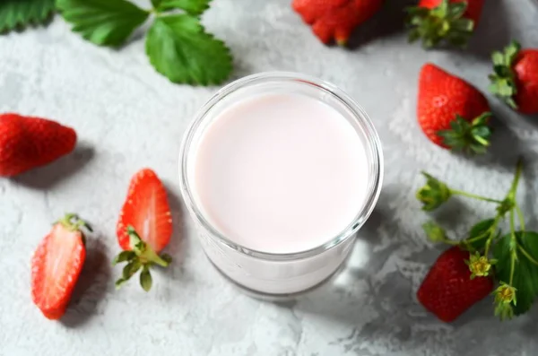 Smoothie Aux Fraises Dans Des Tasses Verre Sur Fond Gris — Photo