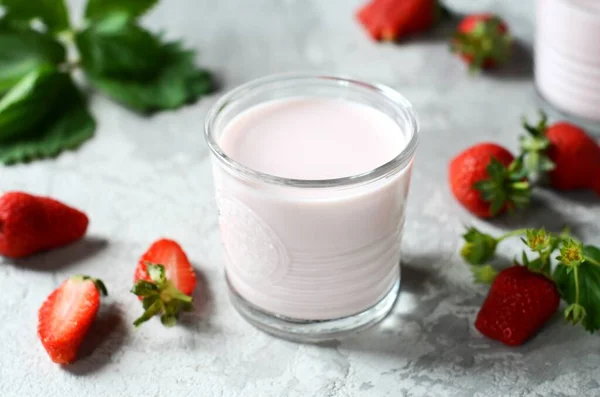 Jordgubbssmoothie Glas Koppar Grå Bakgrund — Stockfoto