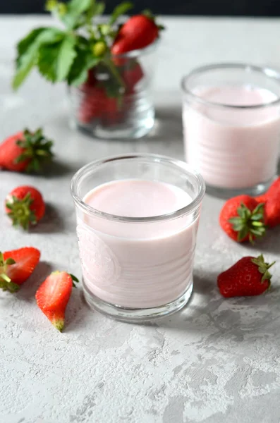 Batido Fresa Copas Vidrio Sobre Fondo Gris —  Fotos de Stock