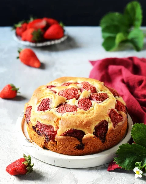 Tarta Fresa Plato Sobre Fondo Gris — Foto de Stock