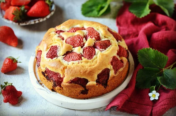 Aardbeientaart Een Bord Een Grijze Achtergrond — Stockfoto