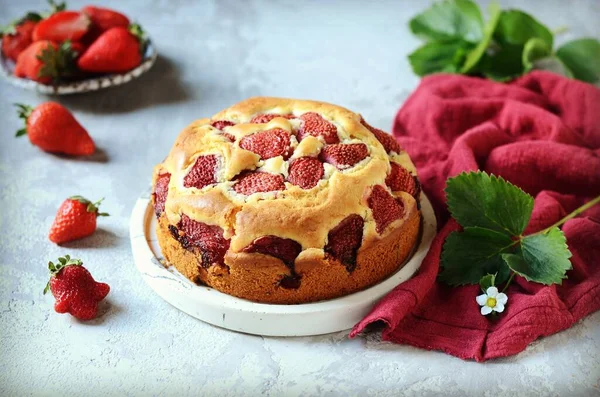 Gâteau Aux Fraises Dans Une Assiette Sur Fond Gris — Photo