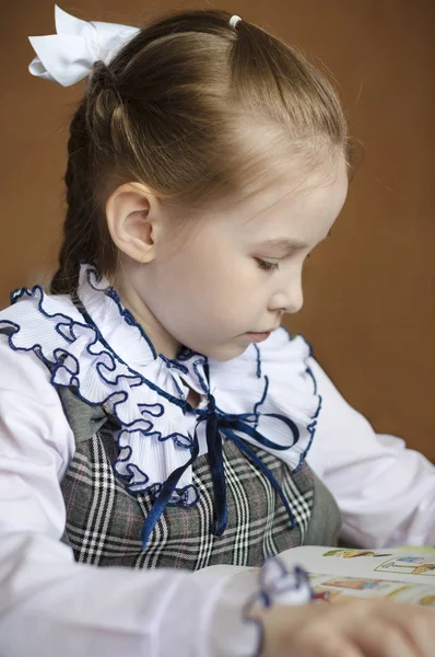 Bir kız öğrenci ödev 