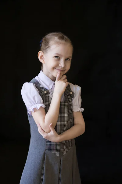 Liseli kız gülümseyerek ve düşünme