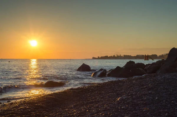 Denizin üzerinde gün batımı