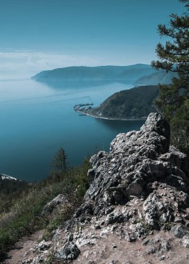 Gölün bir yükseklikten görünümünü