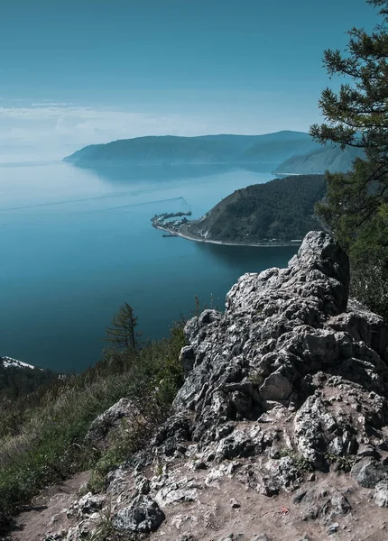 Gölün bir yükseklikten görünümünü